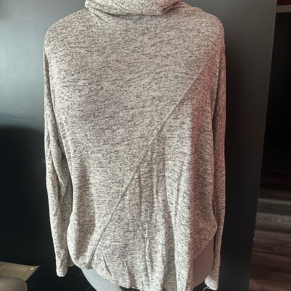 **3 for $15**Cha Cha Vente Gray Long Sleeve Tee Soft Knit - Picture 1 of 5